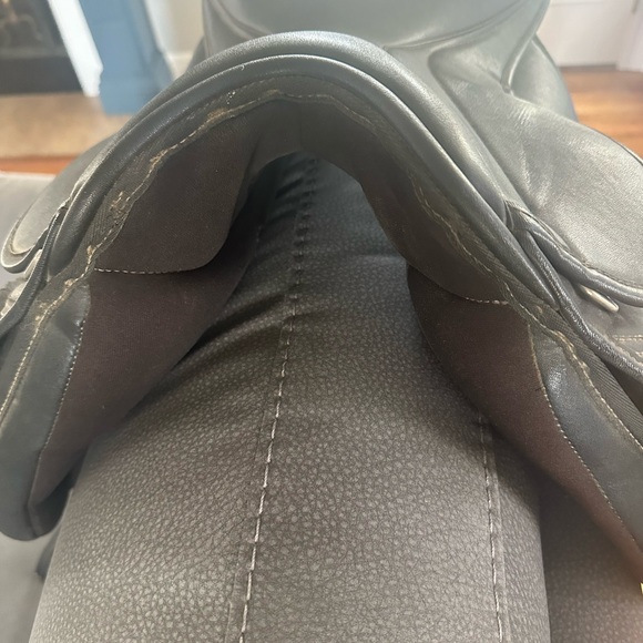 16” Thorowgood Dressage Saddle - Picture 5 of 16